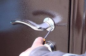 Замена дверной ручки металлической двери в Волгодонске